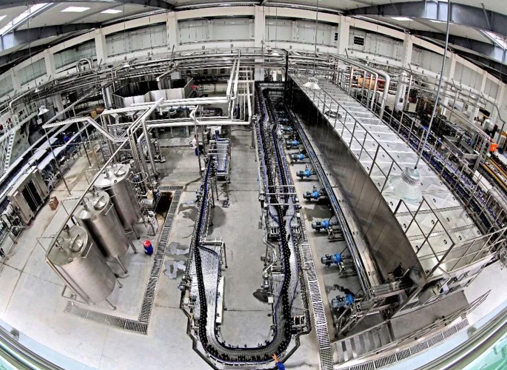 A brewery with an annual output of 25 million liters is considered a mass production brewery, capable of producing approximately 50 to 76 million bottles of beer each year. This scale allows the brewery to not only meet the high-demand brewing needs for popular beers like lager, but also adapt to producing a diverse range of specialty craft beers, catering to the unique tastes and preferences of different consumer markets. The packaging options include glass bottles, cans, kegs, and PET bottles. These are distributed to various outlets, such as supermarkets, restaurants, bars, and pubs. It is recommended that breweries be located as close to the market as possible to reduce supply distances, simplify logistics, and guarantee the freshness of the beer.
